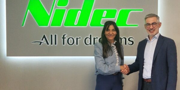 Poignée de main entre Nidec et BNP Paribas.